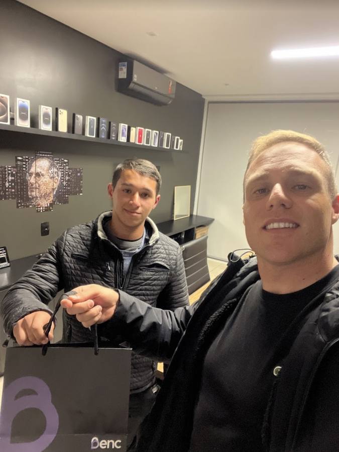 Cliente da Benc Store recebendo sua compra na loja, em Torres